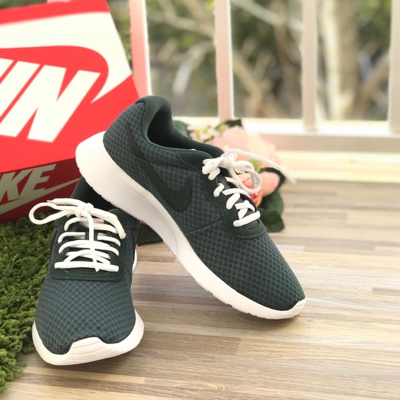 NWT Nike 🔥Tanjun Outdoor Green WMNS - Picture 2 of 6